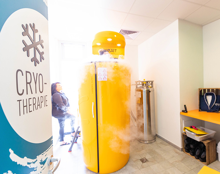 Cabine de cryothérapie ICE COOL jaune chez Aqua'Bulles